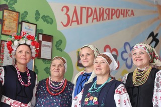 Волноваха . Доброволенко Дарія Ільївна (село Ольгіне), дочка Ірини Крюченко, Мєнглєбєй Тетяна Михайлівна, Крюченко Ірина. Фото Waldemart Klyuzko
