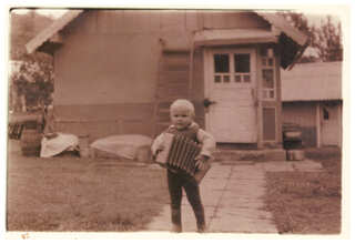 In the yard of Yuriy Belmeha, Krasnoyllya, 1993. Photo by Joanna Wichowska