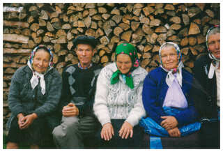 Maria Yevkhymets, an unknown man, Hanna Chudinovych, Nina Kuzlo, and Halyna Bazylevych. Svarytsevychi, 2003