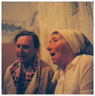 Tetiana Kryvenko, Halyna Popko. Kriachkivka, 1999. Photo by Andre Erlen