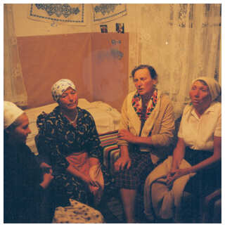 Nadiia Rozdabara, Nina Reva, Tetiana Kryvenko, Halyna Popko. Kriachkivka, 1999. Photo by Andre Erlen
